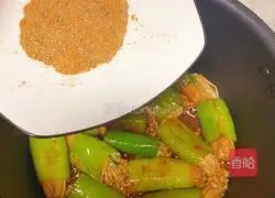 Illustration of how to make spicy pepper and enoki mushroom rolls 6