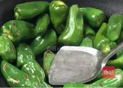 Illustration of how to stir-fry garlic and green pepper 6