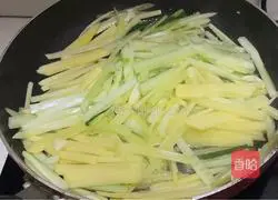Illustration of how to make cucumber and potato shreds 6
