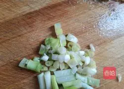 Illustration of how to make spicy cumin potato chips 5