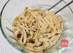 Illustration of how to shred Pleurotus eryngii mushrooms 4