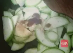 Illustration of how to stir-fry zucchini 4