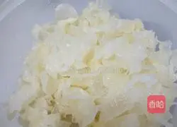 Illustration of how to make fried white fungus with celery 3