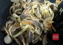 Illustration of how to stir-fry oyster mushrooms with cabbage 9