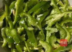 Illustration of how to make fried carrot shreds with green pepper 2