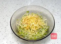 Illustration of how to mix bean sprouts skillfully 5