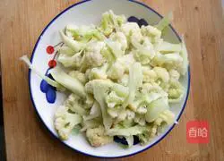 Illustration of daily dry pot cauliflower 3