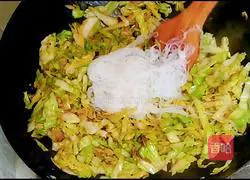 Illustration of how to stir-fry vermicelli with cabbage 8