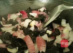 Illustration of how to stir-fry onions and fungus 10