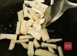 Illustration of how to stir-fry yam and lettuce 6