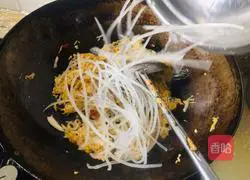 Illustration of how to make fried vermicelli with pickled cabbage 6