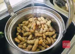Illustration of how to make braised peanuts 1