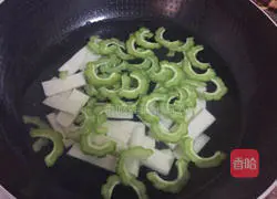 Stir-fried bitter melon and yam Illustration of how to make slices 3