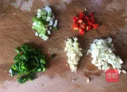 Illustration of how to make fish-flavored cabbage gang 1