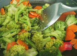 Illustration of how to stir-fry carrots and broccoli 10