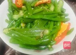 Stir-fry shredded green and red peppers for all four seasons Illustration of how to make beans (Peerless Double Peppers vs.Green Forest Heroes) 8