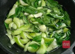 Illustration of how to stir-fry mushrooms with rapeseed 8