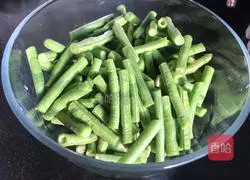 Illustration of how to make garlic beans 6