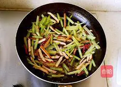 Illustration of how to stir-fry celery with dried fragrant celery 6