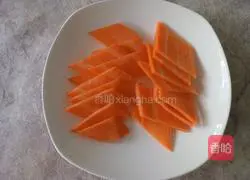 Illustration of how to stir-fry yam with carrots and fungus 3