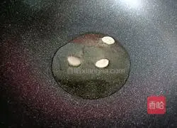 Illustration of how to stir-fry soybean sprouts with lettuce 6