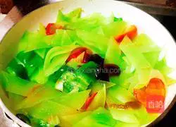 Illustration of how to make fried bamboo shoots with double peppers 7