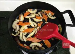 Illustration of how to make fried celery and mushrooms 5