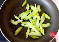 Illustration of how to stir-fry celery and yuba 4