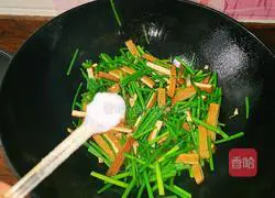 Illustration of how to make stir-fried and dried chive flowers 7