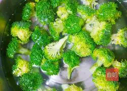 Illustration of how to cook carrots and broccoli 1