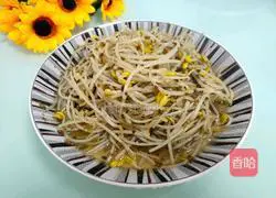 Illustration of how to stir-fry soybean sprouts with pickled vegetables 7