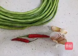 Illustration of how to make garlic and green beans 1