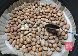 Illustration of how to make salt-baked peanuts 6