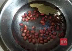 Illustration of how to make celery and peanuts mixed with yuba 3