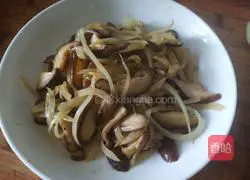 Illustration of how to make fried onions with mushrooms 6