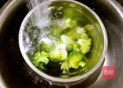 Illustration of how to make cold broccoli 3