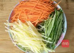 Illustration of how to stir-fry three shredded shredded vegetables with sour and spicy vegetables 2