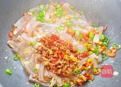 Illustrated recipe for stir-fried konjac with spicy sauce 12