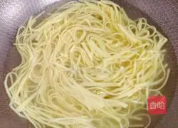 Illustration of how to make enoki mushrooms mixed with dried tofu and shredded carrots 9