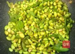 Illustration of how to stir-fry edamame with green pepper 8