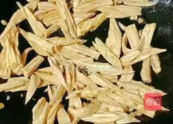 How to stir-fry yuba and carrots Illustration 9