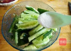 Illustration of how to make cucumbers for cold salad 3