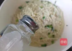 Illustration of making enoki mushrooms with olive oil 8