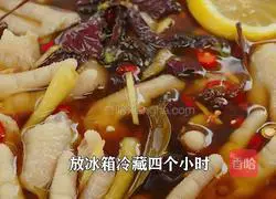 Perilla lemon pickled pepper chicken feet have a unique taste and are super delicious.Illustration of how to make sour and spicy food 8