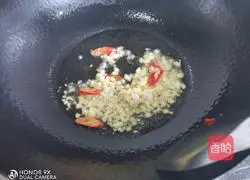 Illustration of how to make fried lotus root with fungus 7