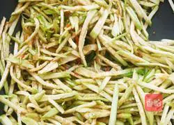 Illustration of how to make fried eggplant shreds 7