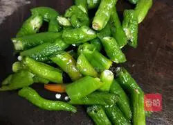 Illustration of how to stir-fry tomatoes and salted dried radish 3