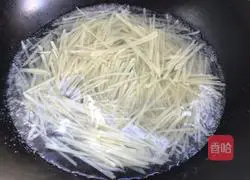 Illustration of how to mix green and red peppers with shredded potatoes 5