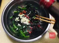 Illustration of how to mix fern root powder with soy sauce 8