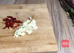 Sour and spicy red Illustration of how to make vegetable moss 2